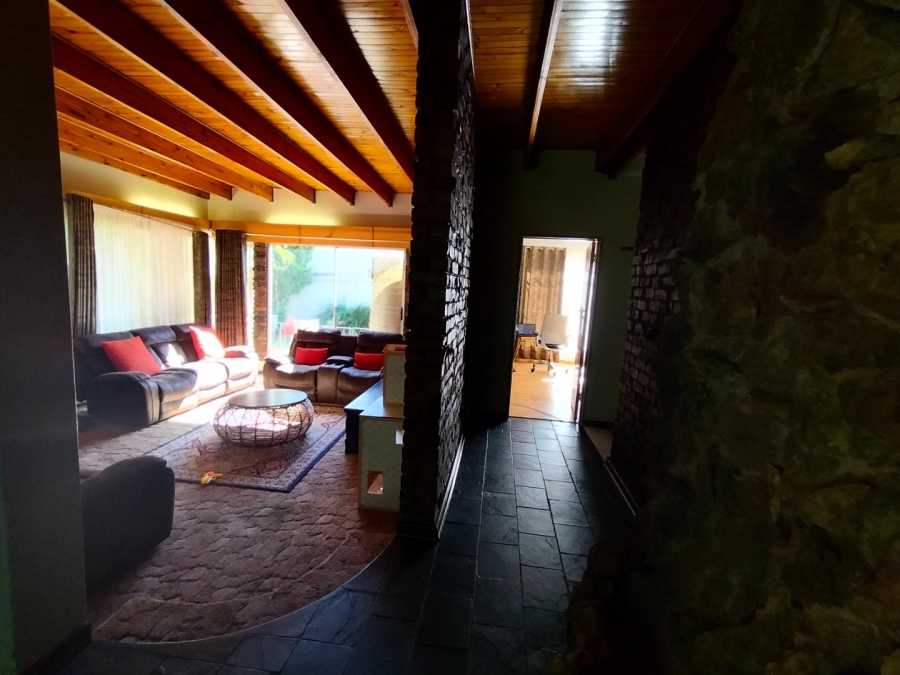 5 Bedroom Property for Sale in Fichardt Park Free State